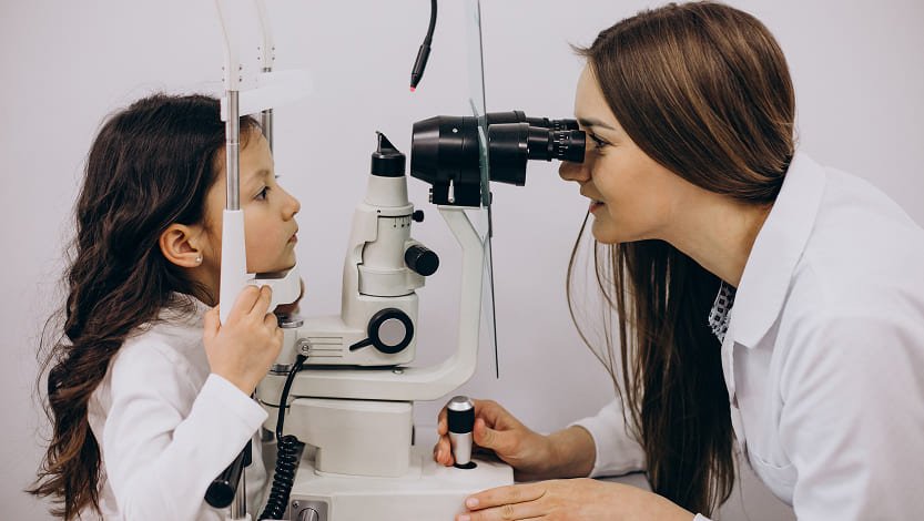 Optometra revisando niña